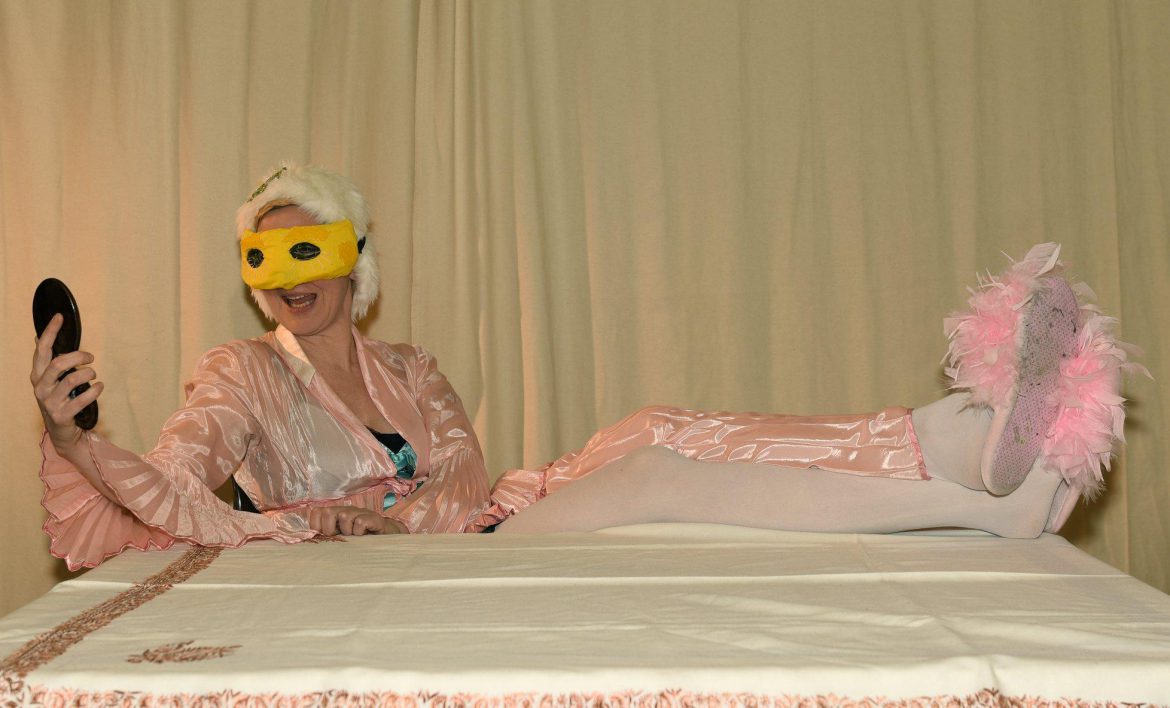 Sylvia Barth im Theaterstück „Die Nase“ – frei nach N.W.Gogol | Musik: Philip Glass